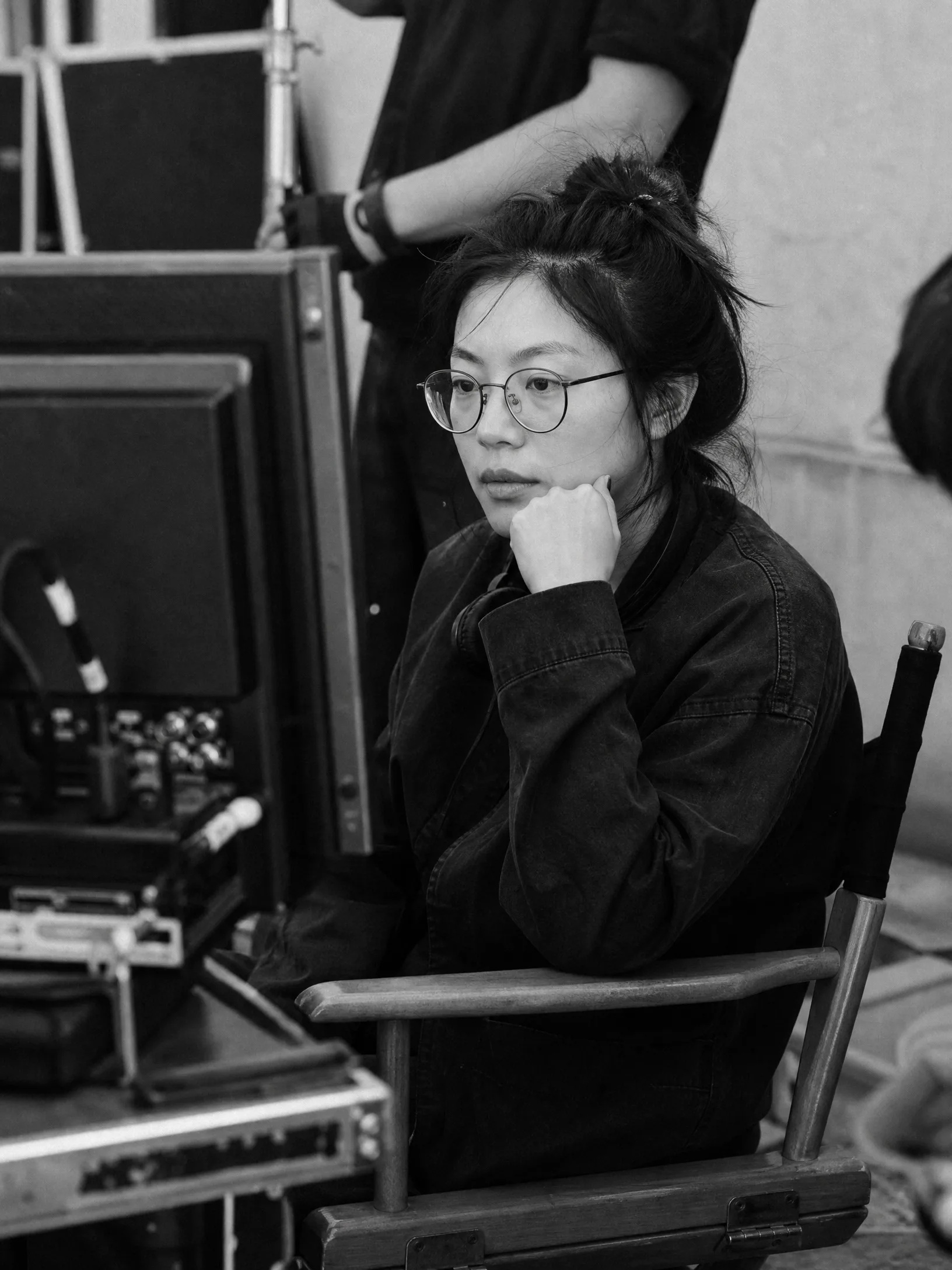 青年​女性﻿导演在片场工作